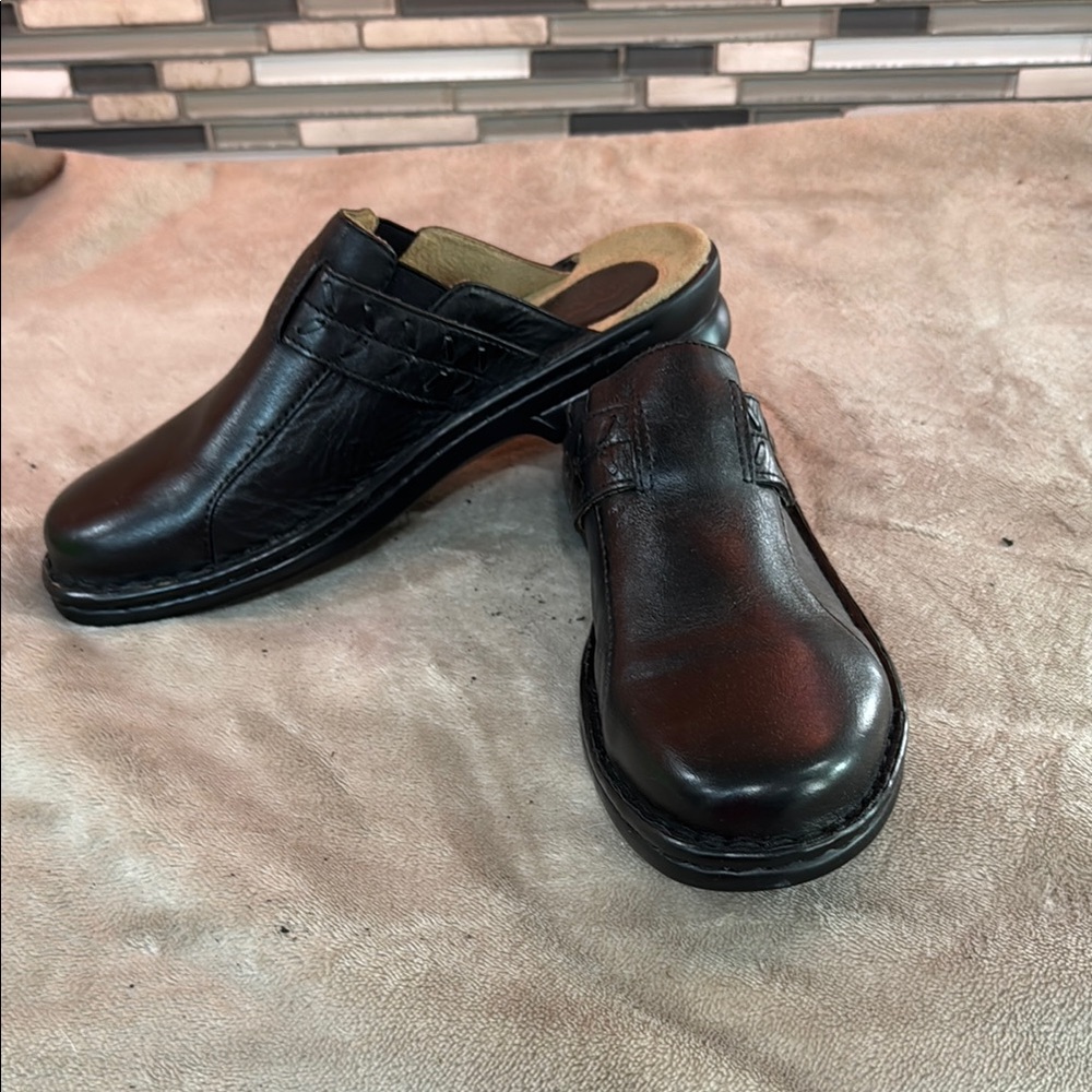 Womens Black Leather Slip-On Shoes